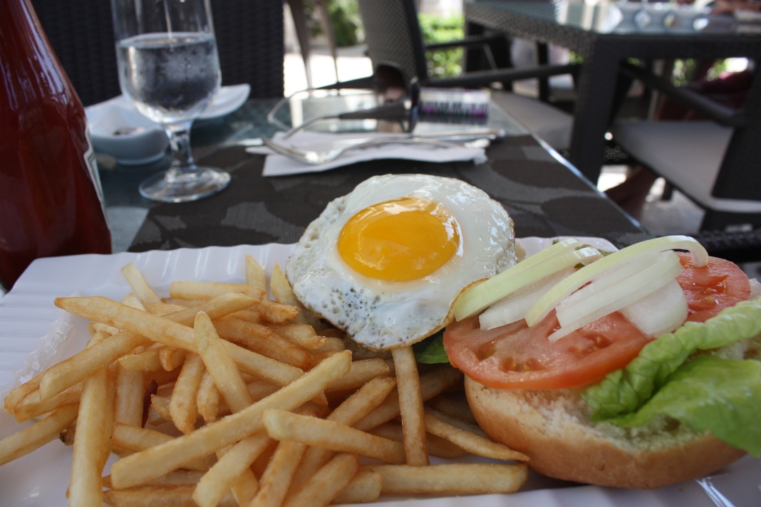 Le Bouchon - Burger with egg